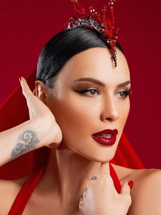 5 Gaya Pemotretan Sophia Latjuba Bertema 'Queen of Roses', Banjir Pujian