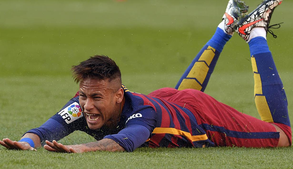 Ekspresi penyerang Barcelona, Neyar, saat dijatuhkan pemain Getafe. Pada pekan ke-30 La Liga pekan depan Barca akan bertandang ke Villarreal. (AFP/Lluis Gene)
