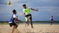 Felisianus Junius Rato Bate saat menyundul bola dalam sesi latihan terakhir Timnas Sepak Bola Pantai di Pantai Tanjung Benoa, pada Senin (13/3/2023).