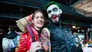 Cosplayer berpakaian seperti Joker dan Harley Quinn berpose selama Comic Convention Comic Con 2018 di Grande Halle de la Villette di Paris (26/10). (AFP Photo)