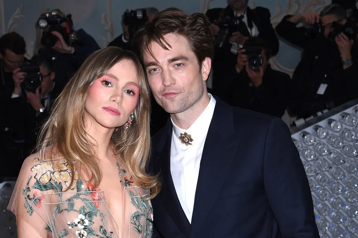 Suki Waterhouse dan Robert Pattinson