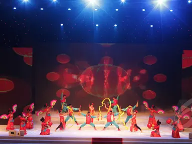 Sejumlah penari membawakan tarian dalam perayaan Cap Go Meh Bersama 2015 di Arena JIExpo Kemayoran, Jakarta, Senin (3/2). Perayaan Cap Go Meh 2015 mengambil tema Bersama Membangun Indonesia, Indonesia Satu, Indonesia Jaya. (Liputan6.com/Faizal Fanani)