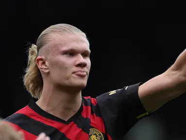 Striker Manchester City, Erling Haaland baru saja menyamai rekor yang dicetak Alan Shearer dan Andy Cole yang mampu mencetak 34 gol dalam satu musim kompetisi di Liga Inggris. Pemain yang baru didatangkan pada awal musim 2022/2203 dari Borussia Dortmund itu diyakini akan dapat melampaui kedua legenda tersebut karena setidaknya masih memiliki 6 laga tersisa hingga akhir musim ini. Dari total 34 gol, Erling Haaland telah membobol 17 dari 20 tim di Liga Inggris, artinya hanya ada 3 tim yang terhindar dari badai gol sang striker hingga saat ini. Tim mana saja? Berikut daftar ketiganya. (AFP/Adrian Dennis)