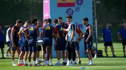 Para pemain Spanyol berkumpul saat sesi latihan di Universitas Qatar, Doha, Qatar, Selasa (29/11/2022). Spanyol akan melawan Jepang dalam pertandingan Grup E Piala Dunia 2022 pada 1 Desember mendatang. (AP Photo/Julio Cortez)