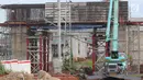 Suasana pengerjaan proyek pembangunan double-double track (DDT) Manggarai-Jatinegara, Jakarta, Kamis (30/11). Pembangunan DDT tersebut ditargetkan akan rampung pada tahun 2019. (Liputan6.com/Angga Yuniar)