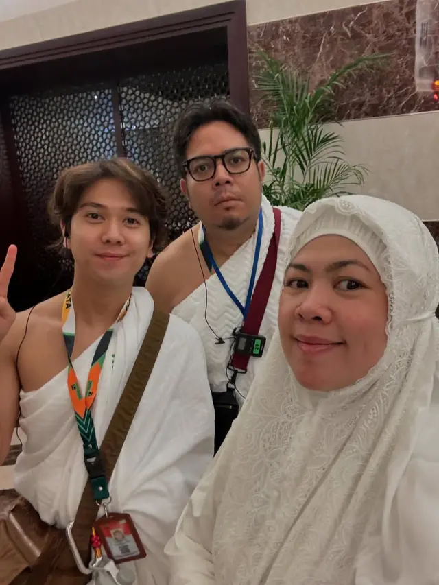 6 Potret Iqbaal Ramadhan Umroh Bareng Manajernya, Sudah Seperti Keluarga Sendiri