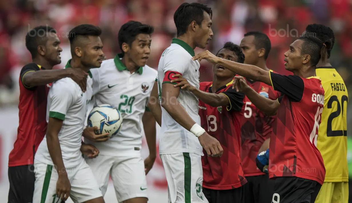 Kapten Timnas Indonesia, Hansamu Yama, berdebat dengan pemain Timor Leste pada laga SEA Games di Stadion MPS, Selangor, Minggu (20/8/2017). Indonesia menang 1-0 atas Timor Leste. (Bola.com/Vitalis Yogi Trisna)