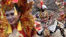 Seorang wanita dari kelompok seni budaya Kalimantan Selatan mengenakan pakaian adat berpawai saat pelaksanaan car free day, Jakarta, Minggu (1/7). Pawai tersebut diadakan untuk mengenalkan budaya Kalsel kepada masyarakat. (Liputan6.com/Immanuel Antonius)
