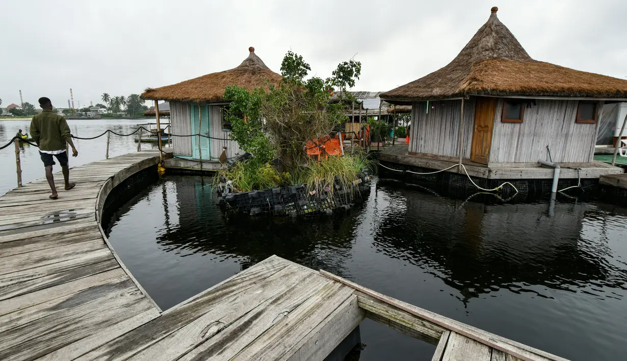 Gambar pada Agustus 2019, pemandangan resor di pulau buatan dari sampah plastik daur ulang di Laguna Ebrie di Abidjan, Pantai Gading. Eric Becker asal Prancis membangun sebuah pulau terapung dari sekitar 700.000 sampah plastik daur ulang yang dikumpulkan di daerah sekitarnya. (ISSOUF SANOGO/AFP)