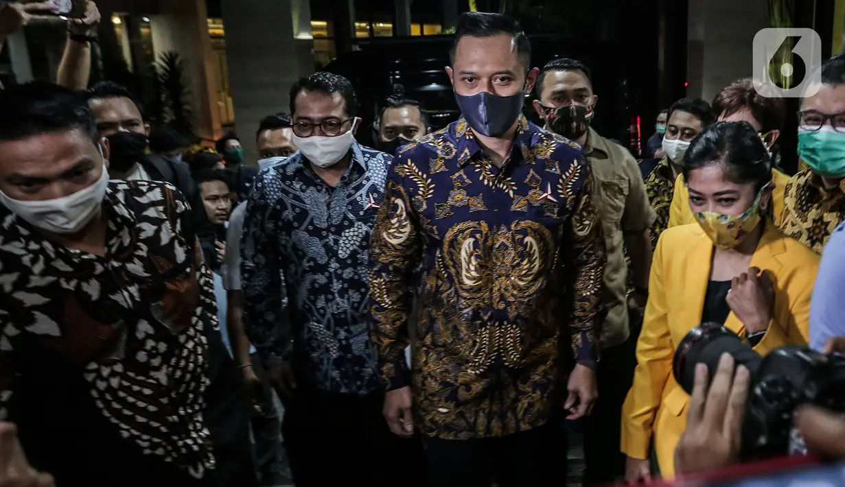 Ketua Umum Parta Demokrat Agus Harimurti Yudhoyono beserta jajaran pengurus partai tiba di kantor DPP Partai Golkar, Jakarta, Kamis (25/6/2020). AHY melakukan pertemuan untuk membahas Pilkada serentak 2020 serta pembangunan perekonomian saat pandemi COVID-19 ini. (Liputan6.com/Johan Tallo)