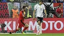 Pemain Jerman, Thomas Mueller berjalan lemas saat tendangan penaltinya berhasil dihalau kiper Italia, Gianluigi Buffon pada laga perempat final Piala Eropa 2016 di Stadion Matmut Atlantique, Bordeaux, Minggu (3/7/2016) dini hari WIB. (AFP/Georges Gobet)