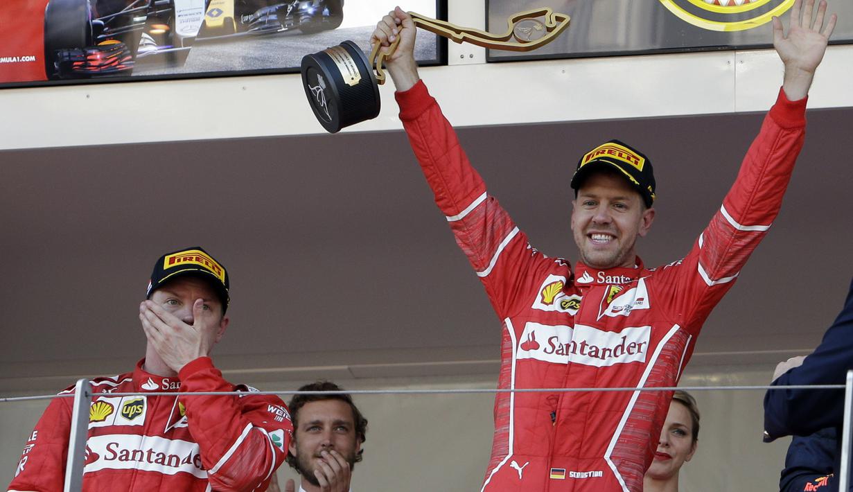 Kimi Raikkonen  hanya menutup wajahnya saat Sebastian Vettel merayakan kemenangan pada balapan F1 GP Monako di Monte-Carlo, (28/5/2017). (AP/Claude Paris)
