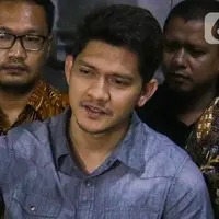 Aktor Iko Uwais memberikan keterangan seusai menjalani pemeriksaan di Polres Bekasi, Jumat (17/6/2022). Suami dari Audy Item itu diperiksa terkait dugaan kasus penganiayaan terhadap korban berinisial RD. (Liputan6.com/Herman Zakharia)