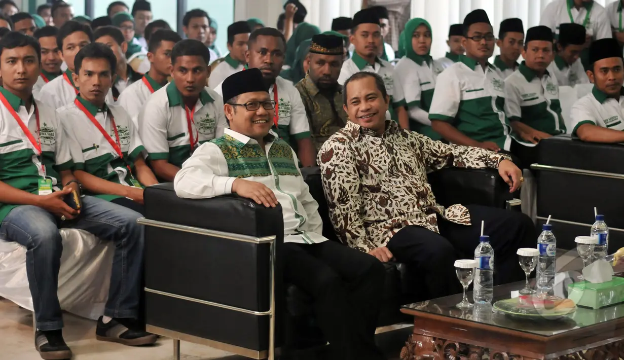 Ketua Umum DPP PKB Muhaimin Iskandar bersama Ketua Dewan Pembina Gemasaba Marwan Jafar saat menghadiri pelantikan Dewan Pimpinan Nasional Gerakan Mahasiswa Satu Bangsa (Gemasaba) di Kantor DPP PKB, Jakarta, Jumat (8/5/2015). (Liputan6.com/Johan Tallo)