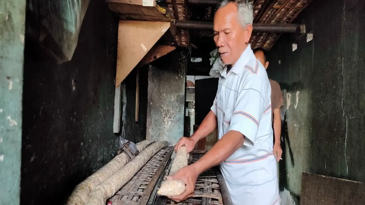 Produsen Tempe Cirebon Bertahan Dengan Kurangi Ukuran Imbas Kedelai Naik