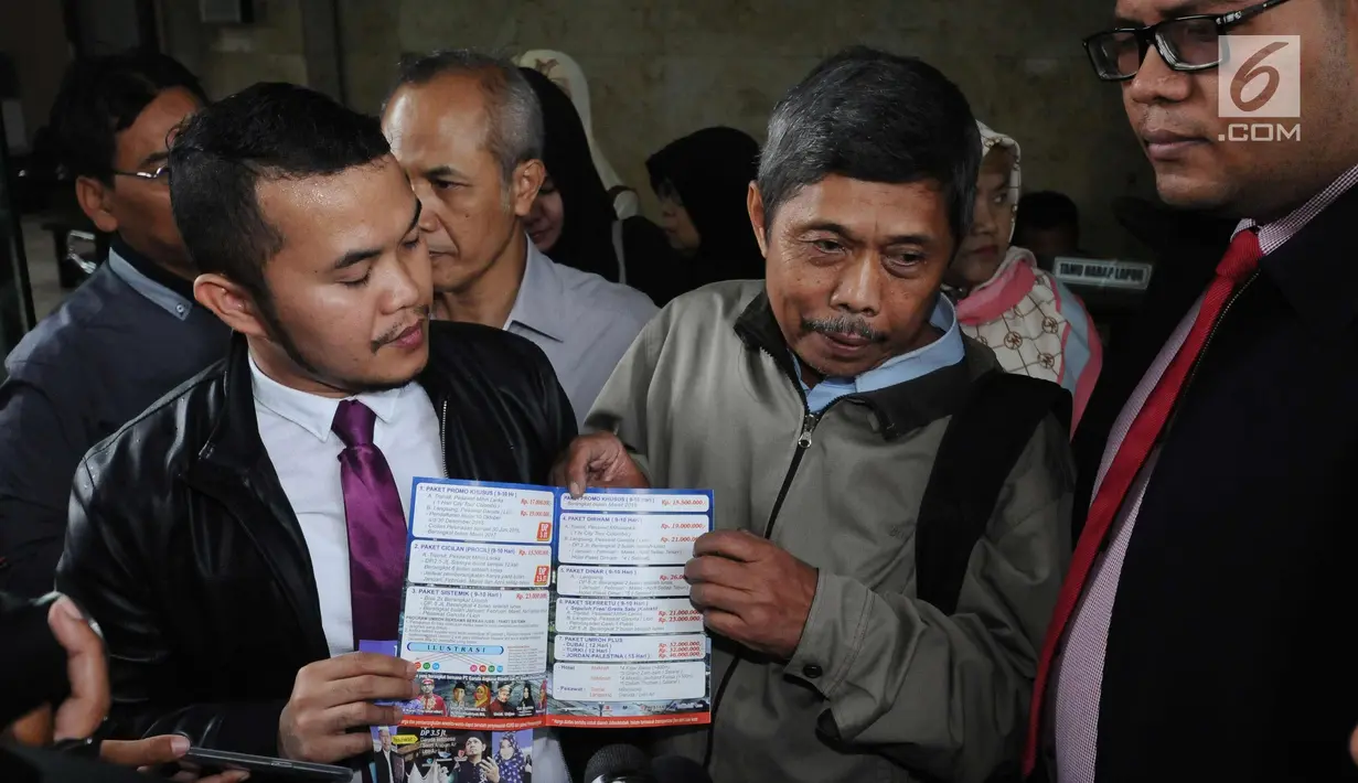 Calon jamaah umrah menunjukkan brosur agen perjalanan yang diduga melakukan penipuan di Bareskrim Mabes Polri, Jakarta, Senin (5/2). Sejumlah calon jamaah umrah mendatangi Bareskrim Polri untuk melaporkan dugaan penipuan. (Liputan6.com/Helmi Fithriansyah)
