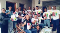 Sejumlah legenda klub sepakbola Persib Bandung menggelar pertandingan persahabatan dengan klub sepakbola kampung di Lapangan Tinaragung, Sagalaherang, Kabupaten Subang, Sabtu (22/7/2023). (Foto: Istimewa).