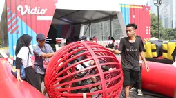 Pengunjung mencoba permainan adrenaline yang digelar pada ON/OFF Festival di Istora Gelora Bung Karno, Jakarta, Sabtu (7/9/2019). Gelaran ON/OFF Festival akan berlangsung hingga Minggu (8/9). (Liputan6.com/Helmi Fithriansyah)