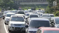 Pengendara mobil melintas pada jalur contra flow di ruas tol Semarang-Bawen, Jawa Tengah, Jumat (31/5/2019). Jasa Marga memberlakukan rekayasa lalu lintas sistem lawan arus dari Km 426 hingga Km 433 ruas tol Semarang-Bawen untuk mengurai kepadatan kendaraan pemudik. (Liputan6.com/Herman Zakharia)