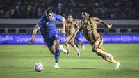 Pemain Persib Bandung, Nick Kuipers (kiri) berebut bola dengan pemain Dewa United, Alta Ballah pada laga lanjutan pekan ke-3 BRI Liga 1 2023/2024 antara Persib Bandung melawan Dewa United FC di Stadion Gelora Bandung Lautan Api (GBLA), Bandung, Jumat (14/07/2023). (Bola.com/Bagaskara Lazuardi)