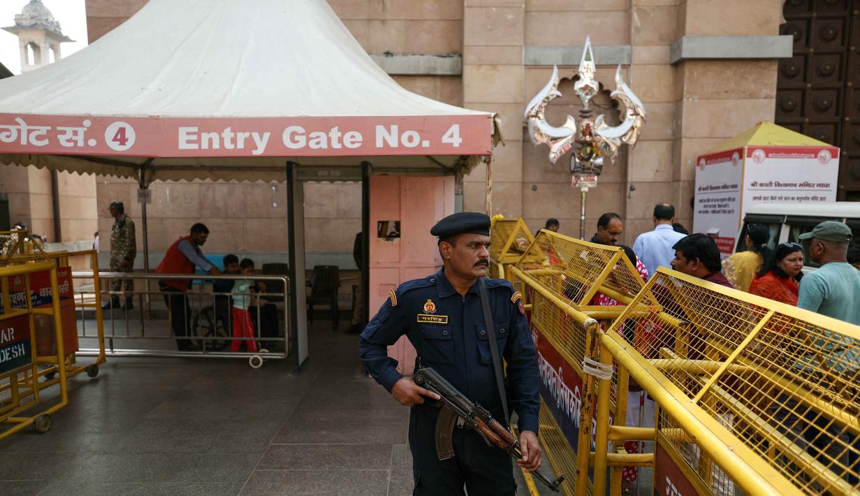 Sebelumnya, sebuah ledakan mobil terjadi di stasiun metro yang melayani Red Fort. Tampak dalam foto, petugas kepolisian melakukan patroli di Stasiun Kereta Api Chhatrapati Shivaji Terminus (CST) di Mumbai pada 11 November 2025. (Punit PARANJPE/AFP)