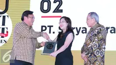  Director PT Surya Citra Media Tbk (SCM) Rusmiyati Djajaseputra (tengah) mewakili SCM saat mendapatkan penghargaan 50 perusahan terbaik "Best Of The Best Award" dari Forbes Indonesia di Jakarta, Kamis (20/10). (Liputan6.com/Angga Yuniar)