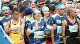 Salah satu pelari melakukan pemanasan jelang start lomba lari Pertamina Eco Run 2017 di Pantai Karnaval Ancol, Jakarta, Sabtu (16/12). Ribuan pelari ambil bagian pada lomba yang bertema Lari Lestarikan Bumi. (Liputan6.com/Helmi Fithriansyah)