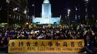 Para pendukung demonstran demokrasi Hong Kong berkumpul di sebuah taman kota di Los Angeles, (1/10/2014). (AFP PHOTO/Frederic J. Brown)