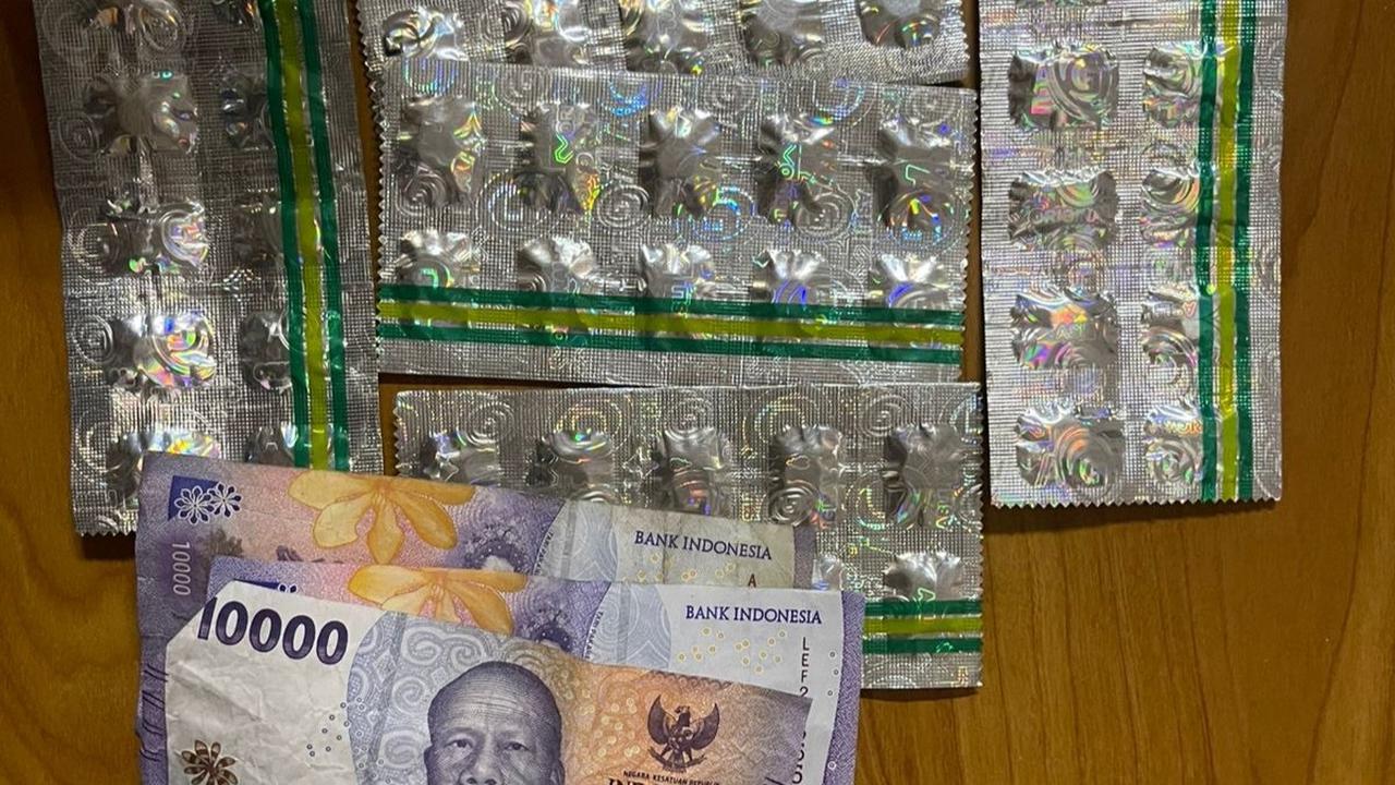 Polisi menyita obat keras ilegal dan sejumlah uang saat melakukan penggerebekan di Tanah Abang.