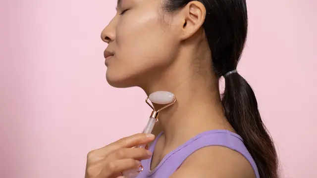 9 Langkah Pijat Wajah agar Kulit Terlihat Kencang dan Awet Muda