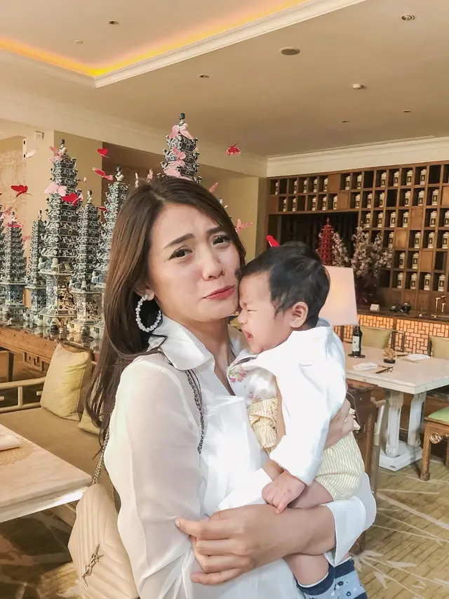 7 Potret Cantik Anissa Aziza Istri Raditnya Dika Bersama Bayinya