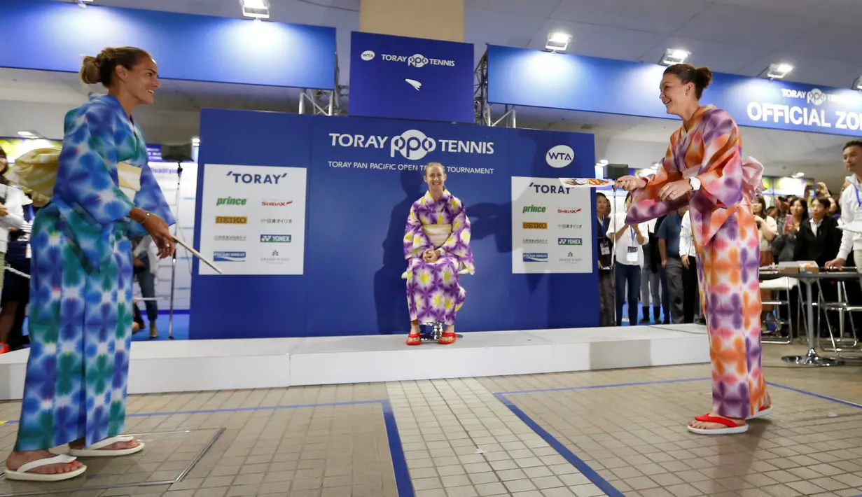 Petenis Monica Puig dan Agnieszka Radwanska bermain permainan tradisional Jepang yang disebut 'hagoita' disela turnamen tenis Pan Pacific Terbuka di Ariake Coliseum, Tokyo, Jepang, (20/9). (REUTERS/Issei Kato)