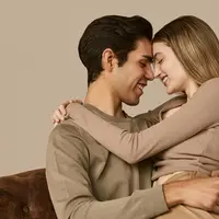 Sepasang kekasih sedang berpelukan satu sama lain di sebuah sofa (Foto Dok: Freepik/freepik).