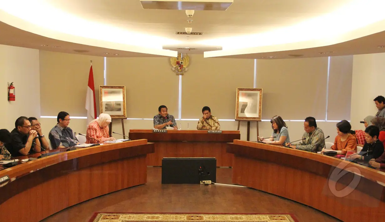 Menteri Perdagangan, Rachmat Gobel (kiri) dan Ketua Umum Asosiasi Pengusaha Indonesia (Apindo), Hariyadi R Sukamdani  saat penandatanganan MoU di Gedung Kementerian Perdagangan, Jakarta, Senin (13/4/2015). (Liputan6.com/Helmi Afandi)