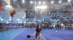 Bertempat di Indonesia Arena, Senayan, Jakarta pada Sabtu (6/12/2025), kegiatan yang diselenggarakan oleh Kementerian Pemuda dan Olahraga (Kemenpora) ini bertujuan untuk memperkuat industri olahraga nasional. Tampak dalam foto, salah satu atlet memeragakan olahraga padel usai pembukaan Indonesia Sports Summit 2025 (ISS) di Indonesia Arena, Senayan, Jakarta, Sabtu (6/12/2025). (Bola.com/Abdul Aziz)