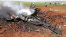 Api terlihat di puing pesawat Su-22 milik Angkatan Udara Suriah yang ditembak jatuh di wilayah selatan Aleppo, Selasa (5/4). Sayap kelompok teroris Al-Qaeda di Suriah, Front al-Nusra, menembak jatuh jet SU-22 itu menggunakan roket. (OMAR HAJ KADOUR/AFP)