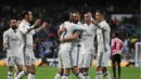 Para pemain Real Madrid merayakan gol Karim Benzema saat melawan Athletic Bilbao pada lanjutan La Liga di Santiago Bernabeu stadium, Madrid, senin (23/10/16) dini hari WIB. (REUTERS/Andrea Comas)