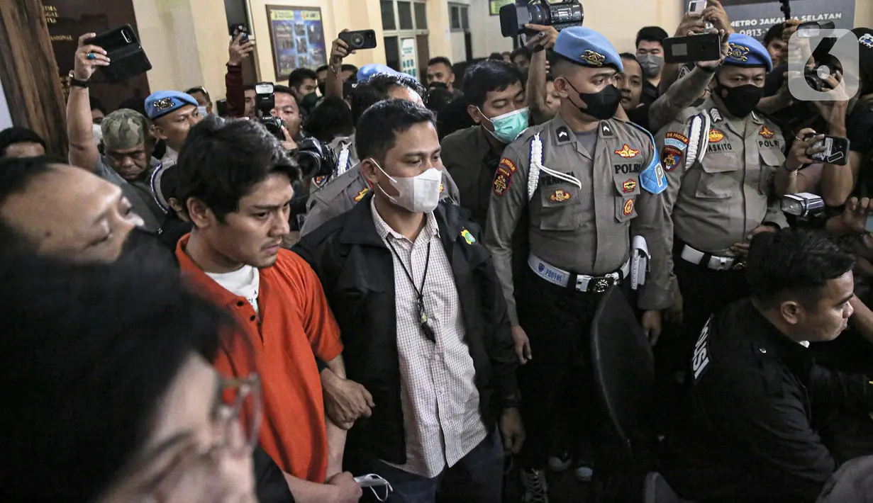 Artis Rizky Billar dihadirkan saat rilis kasus kekerasan dalam rumah tangga (KDRT) terhadap istrinya Lesti Kejora di Mapolres Jakarta, Kamis (13/10/2022). "Penyidik telah menetapkan yang bersangkutan dilakukan penahanan mulai hari ini sampai 20 hari ke depan," kata Kabid Humas Polda Metro Jaya, Kombes Pol Endra Zulpan di kantornya. (Liputan6.com/Faizal Fanani)
