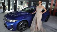 Model berpose pada peluncuran BMW Seri 3 Terbaru, BMW 320i M Sport dan BMW 330i M Sport Pro Pro di Plaza Senayan, Jakarta (02/12/2022). (Liputan6.com)