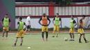 Pemain Bhayangkara FC, Herman Dzumafo, memperhatikan instruksi saat latihan jelang laga Piala Indonesia 2019 di Stadion PTIK, Jakarta, Kamis (31/1). Bhayangkara FC akan berhadapan dengan PSBL Langsa. (Bola.com/M. Iqbal Ichsan)