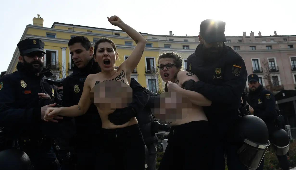 Aktivis Femen saat melakukan aksi telanjang dada memprotes penggalian makam diktator Spanyol Francisco Franco selama pertemuan tahunan di Madrid, Spanyol (24/11/2019). Aksi ini sekaligus memperingati kematian ke-44 Francisco Franco. (AFP/Oscar Del Pozo)