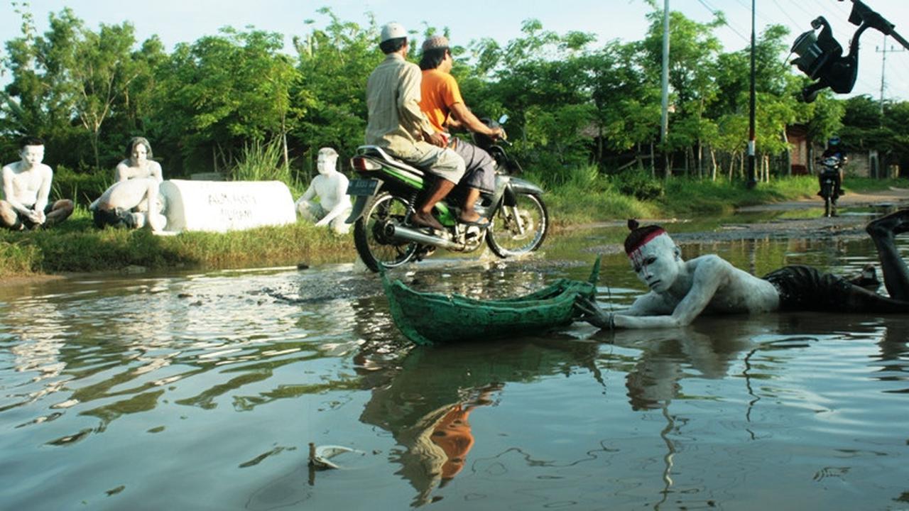 Protes Jalan Rusak ala Seniman Sumenep