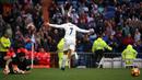 Striker Real Madrid, Cristiano Ronaldo, merayakan gol kedua yang dicetaknya ke gawang Sporting Gijon pada laga La Liga di Stadion Santiago Bernabeu, Sabtu (26/11/2016). (Reuters/Susana Vera)