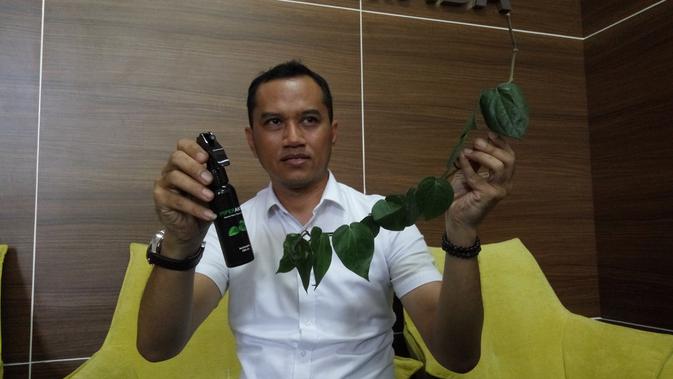 Seorang Dosen Fakultas Farmasi UGM bernama Ronny Martien mengembangkan hand sanitizer berbahan herbal (Liputan6.com/ Switzy Sabandar)