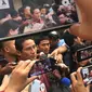 Wagub DKI Jakarta Sandiaga Uno menjawab pertanyaan usai diperiksa di Ditreskrimum Polda Metro Jaya, Kamis (18/11). Sandiaga Uno menegaskan dirinya tidak terlibat kasus penipuan dan penggelapan lahan di Curug Tangerang. (Liputan6.com/Immanuel Antonius)