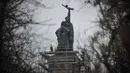 Para pekerja bersiap membongkar patung monumen Tentara Soviet di Sofia, Selasa, 12 Desember 2023. (AP Photo/Valentina Petrova)