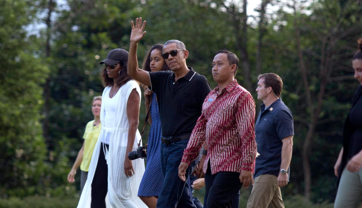 Mantan Presiden AS, Barack Obama mengabadikan gambar dari ponselnya saat berwisata di Candi Borobudur, Magelang, Jawa Tengah, Indonesia, (28/6). Obama mengenakan celana jeans biru dan polo shirt hitam. (AP Photo / Slamet Riyadi)