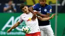 Pemain RB Leipzig, Marcel Sabitzer (kiri) berebut bola dengan pemain FC Schalke 04, Weston McKennie pada laga lanjutan Liga Jerman di Gelsenkirchen, Jerman, 19 Augustus 2017. Sabitzer melanjutkan petualangannya ke RB Leipzig di Liga Jerman pada musim 2015/2016. Ia merupakan salah satu pemain yang berjasa membawa RB Leipzig promosi ke Bundesliga pada musim debutnya. (AFP/Patrik Stollarz)