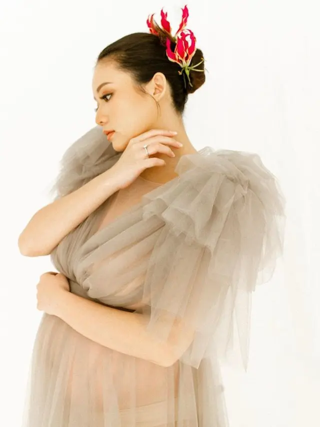 Hamil Anak Pertama, Intip 8 Gaya Maternity Shoot Stella Cornelia dengan Ragam Busana