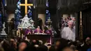 Pastor Katedral Notre-Dame, Bertrand Dufour (tengah) memimpin misa di Katedral Notre-Dame untuk mengenang Paus Fransiskus yang wafat pada 21 April 2025 di Paris. (Dimitar DILKOFF/AFP)